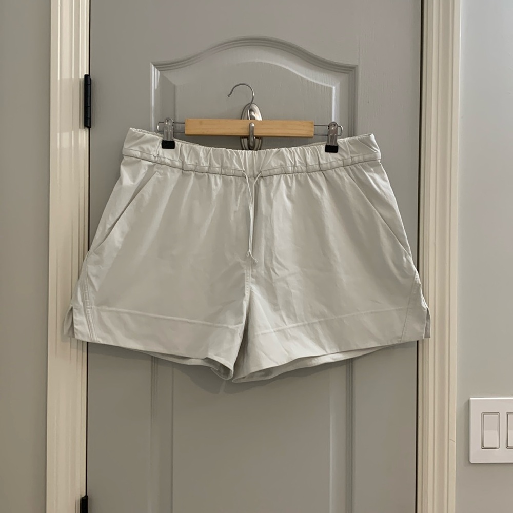 Lululemon Cinchable Waist High-Rise Woven Short 3.5” Bone Size XL New No Tags